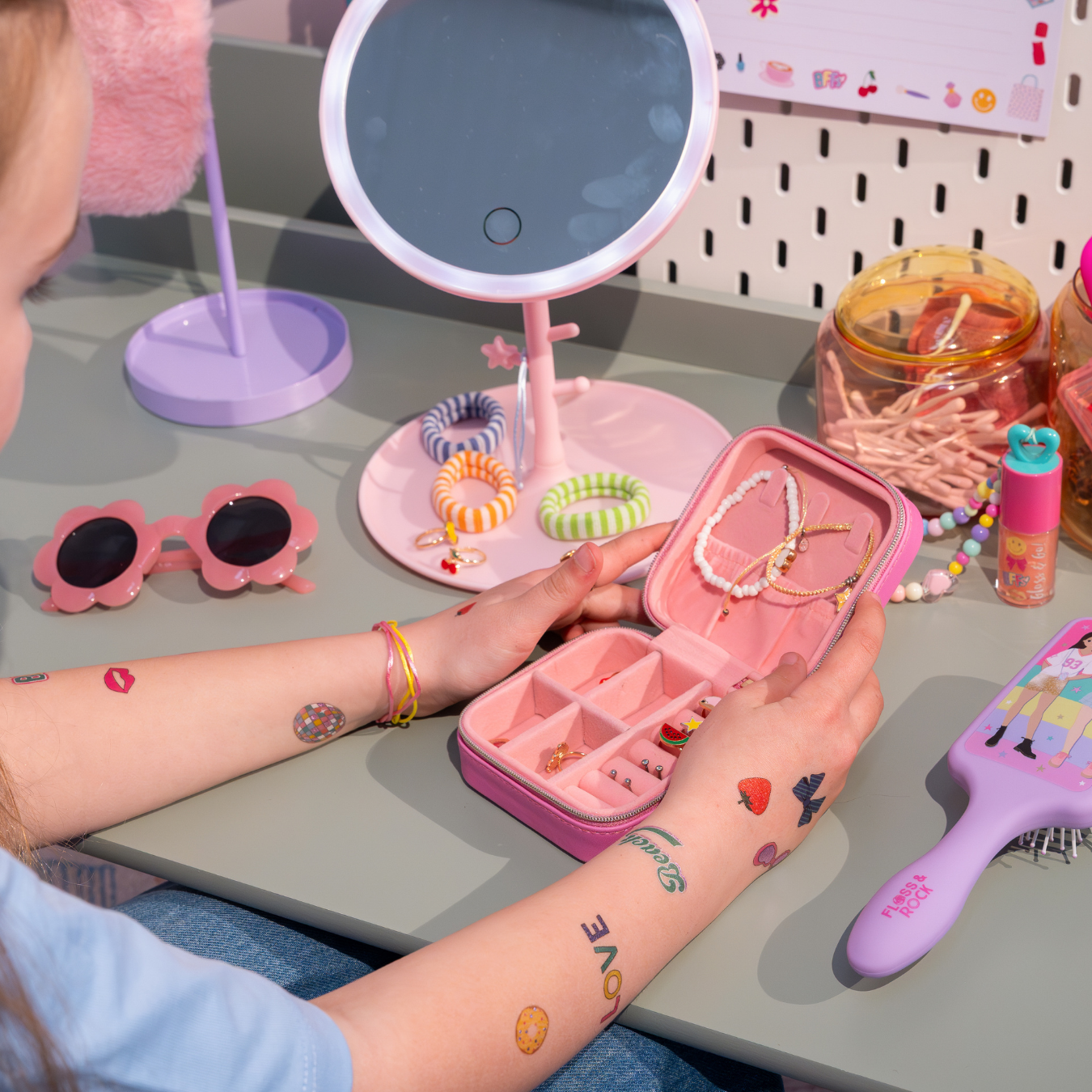 Portable jewellery case in 3 fun designs!